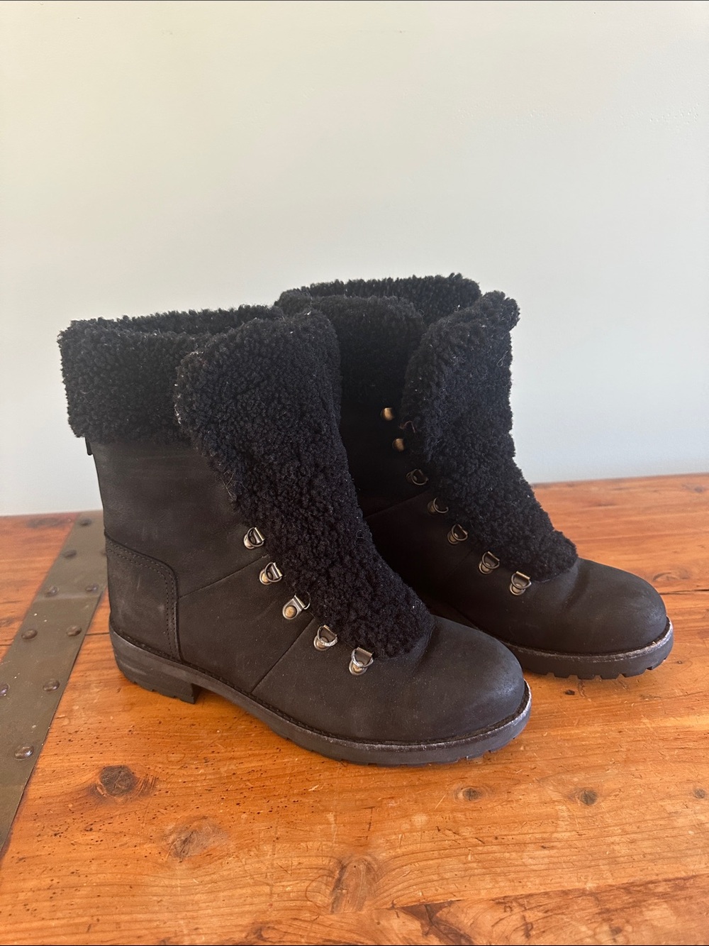 UGG Shearling Lace-Up Boots – Women’s Size 9 – Excellent Condition